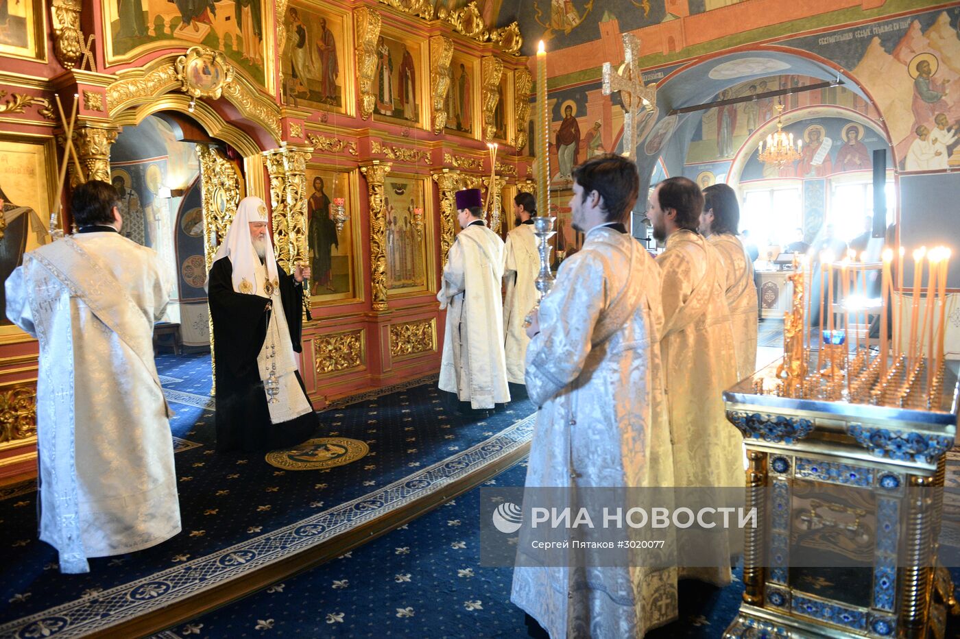 Патриарх Кирилл в память о погибших в крушении самолета Ту-154 совершил заупокойное богослужение в Новоспасском монастыре