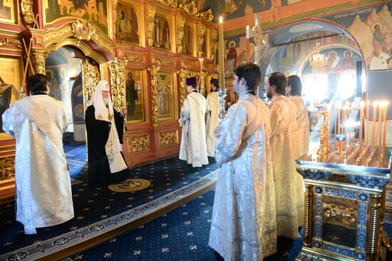 Патриарх Кирилл в память о погибших в крушении самолета Ту-154 совершил заупокойное богослужение в Новоспасском монастыре