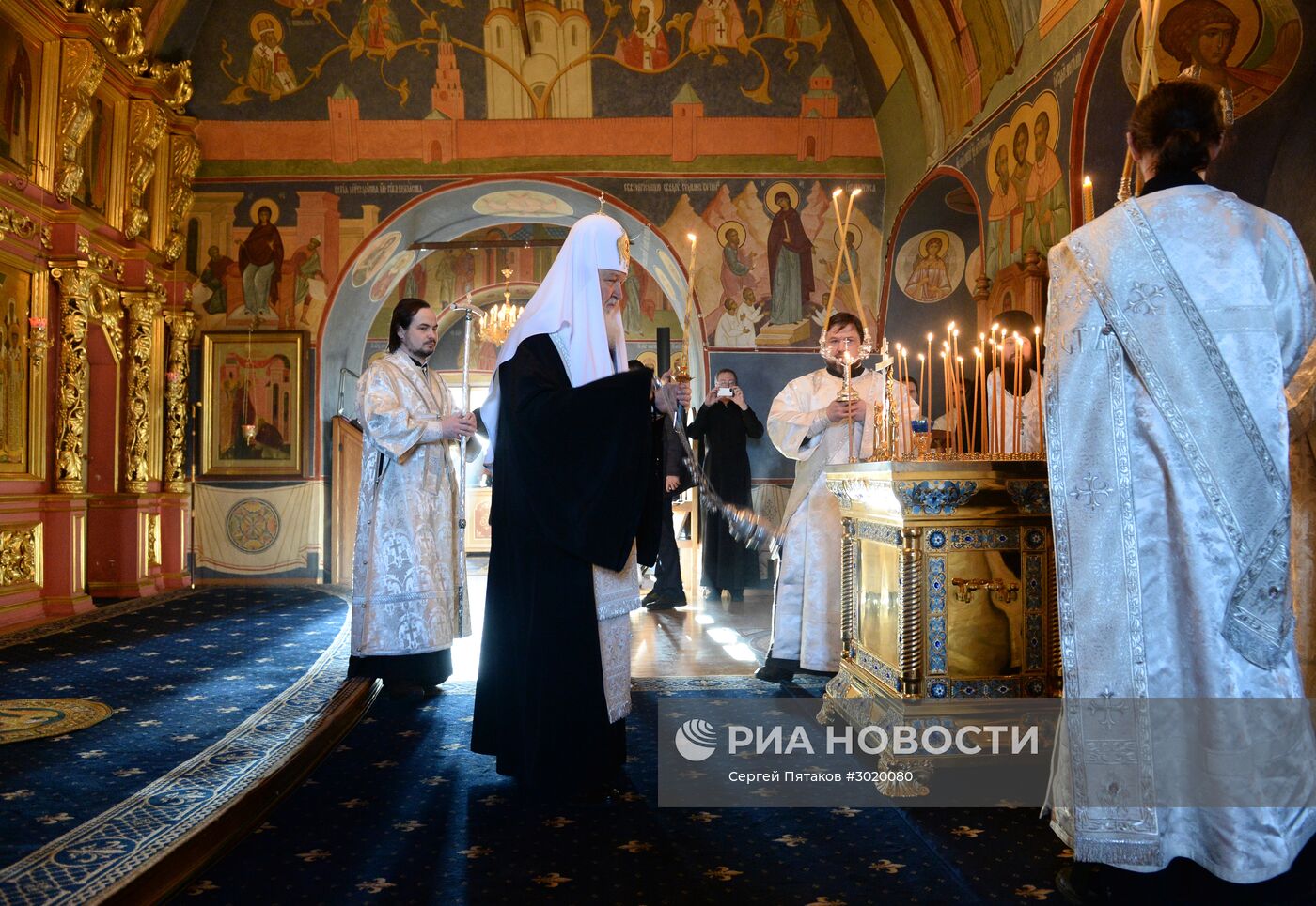 Патриарх Кирилл в память о погибших в крушении самолета Ту-154 совершил заупокойное богослужение в Новоспасском монастыре