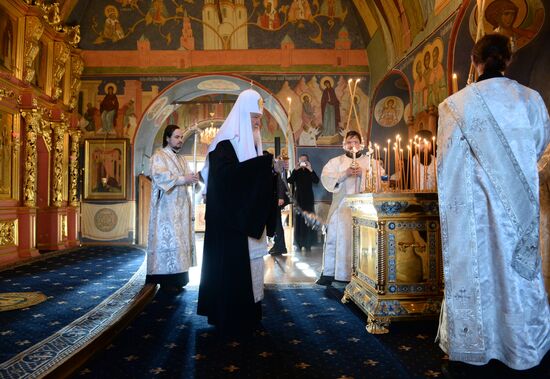 Патриарх Кирилл в память о погибших в крушении самолета Ту-154 совершил заупокойное богослужение в Новоспасском монастыре