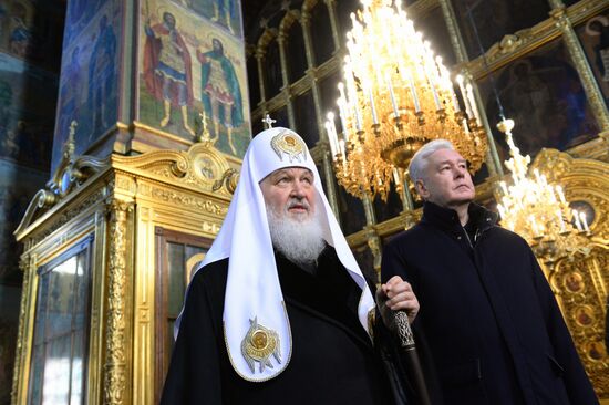 Патриарх Кирилл в память о погибших в крушении самолета Ту-154 совершил заупокойное богослужение в Новоспасском монастыре