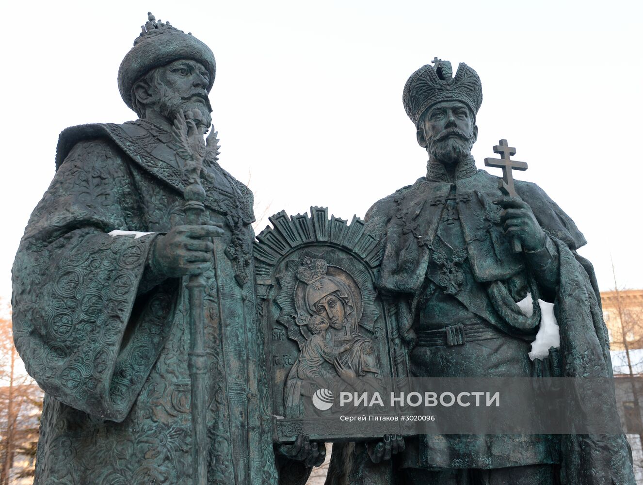 Патриарх Кирилл в память о погибших в крушении самолета Ту-154 совершил заупокойное богослужение в Новоспасском монастыре