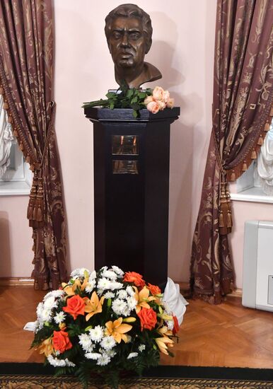 Церемония передачи в дар Консерватории бюста Арама Хачатуряна