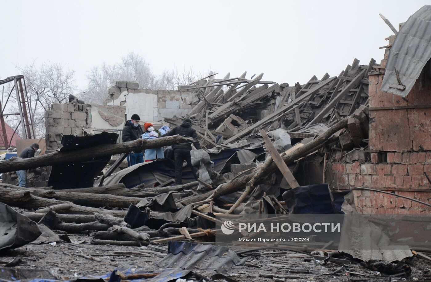 Последствия ночного обстрела в Донецке