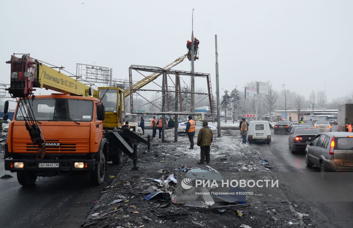 Последствия ночного обстрела в Донецке