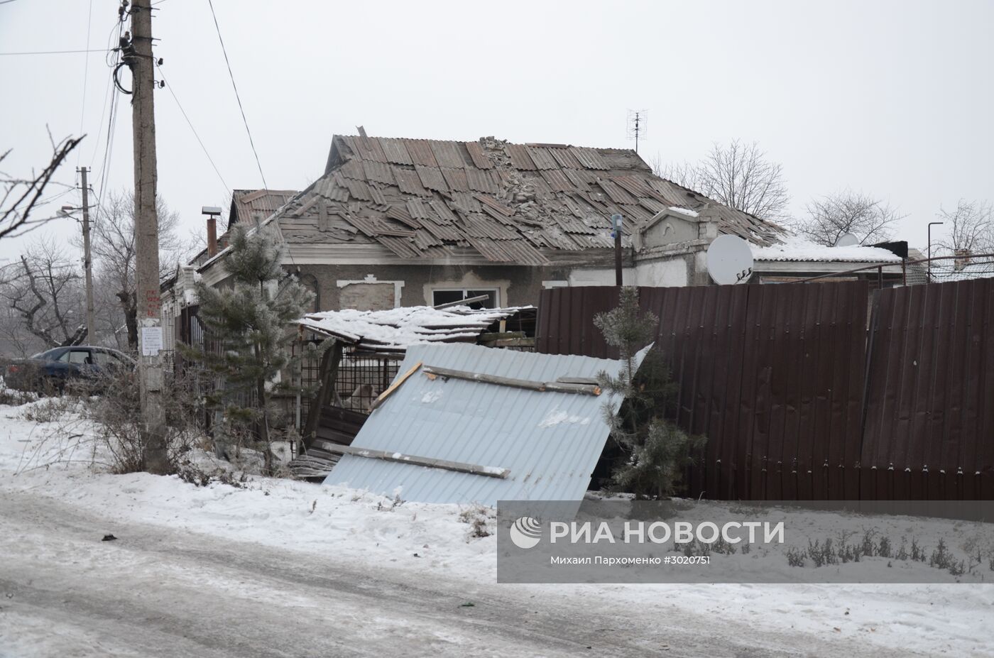 Последствия ночного обстрела в Донецке