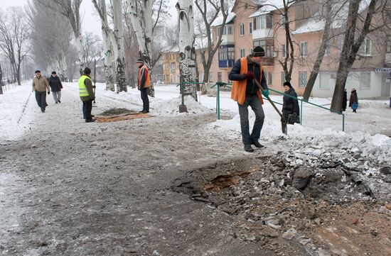 Последствия ночного обстрела в Донецке