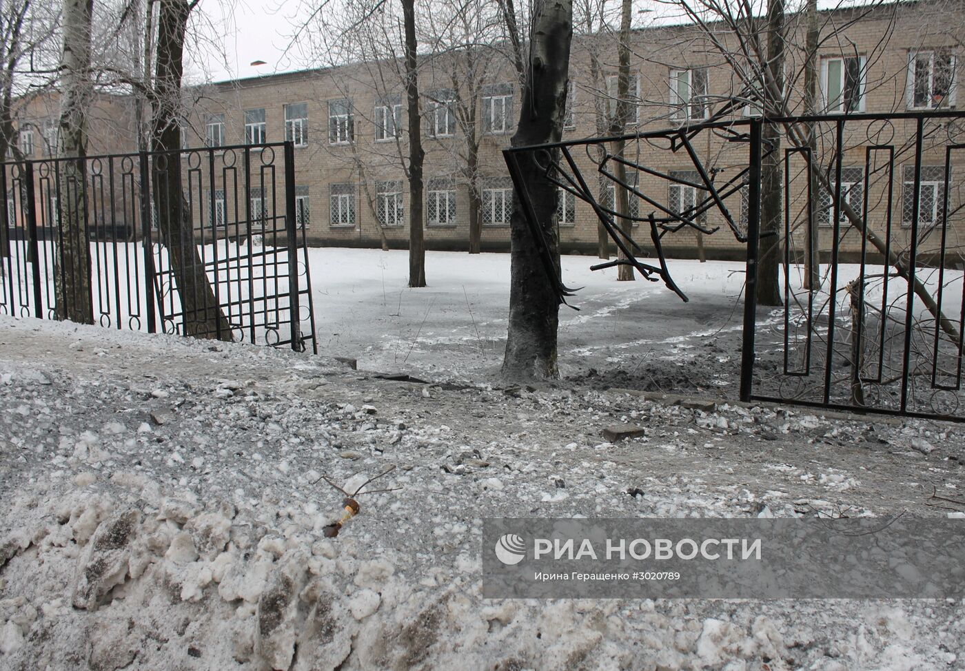 Последствия ночного обстрела в Донецке