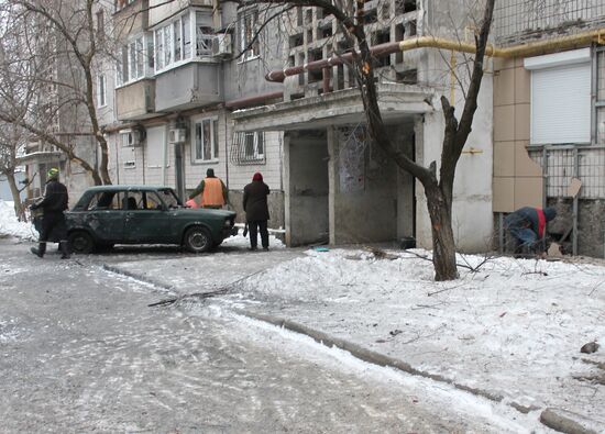 Последствия ночного обстрела в Донецке