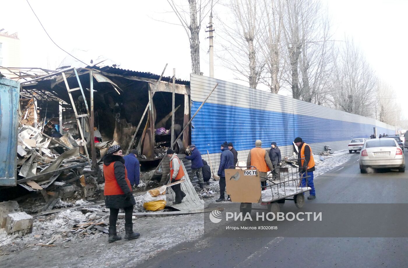 Последствия ночного обстрела в Донецке