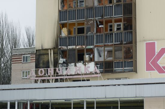 Последствия ночного обстрела в Донецке