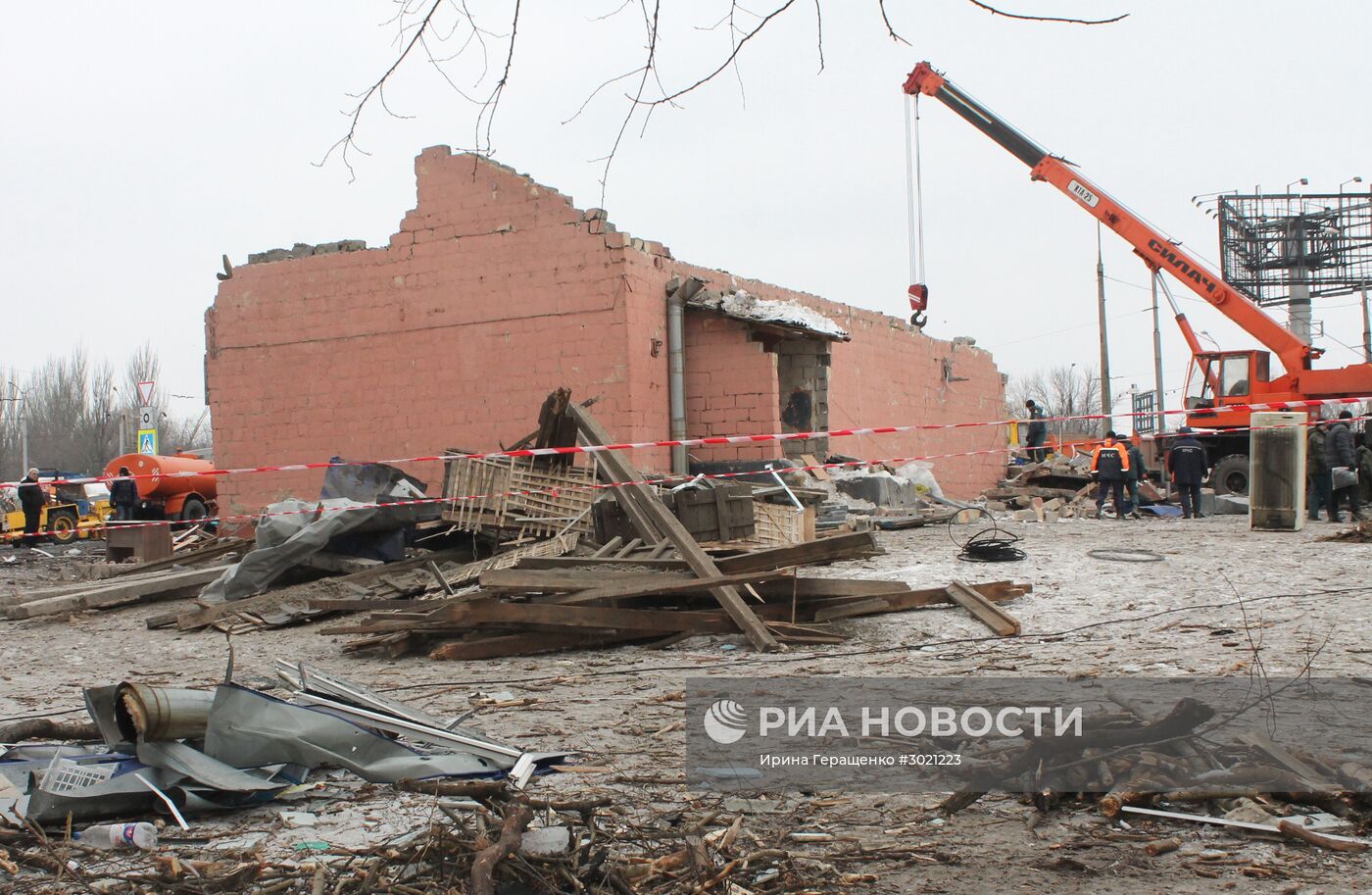 Последствия ночного обстрела в Донецке