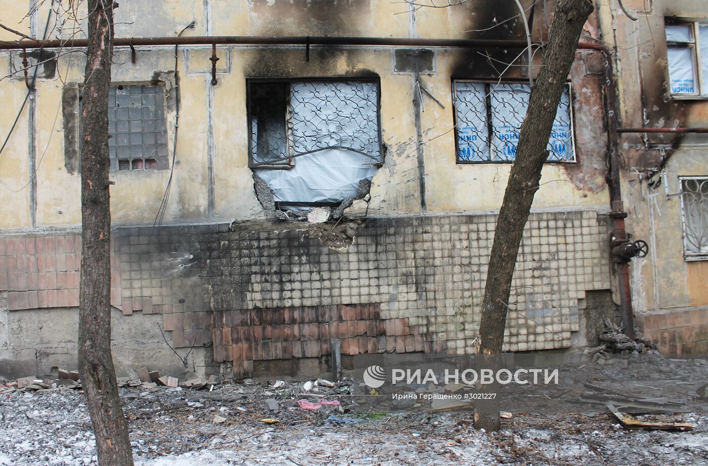 Последствия ночного обстрела в Донецке