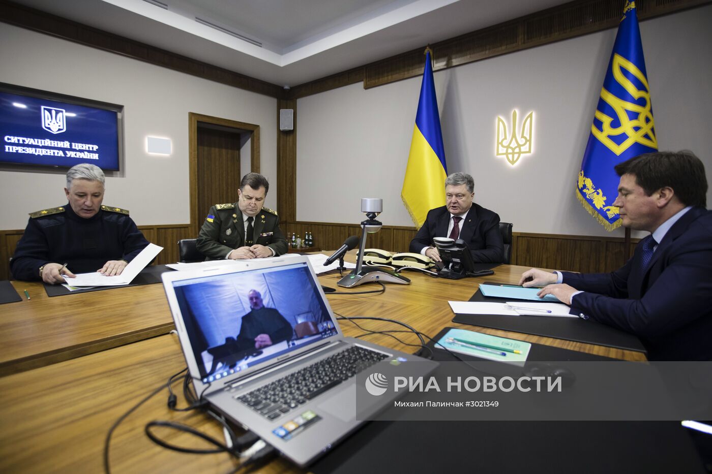 Президент Украины П. Порошенко в режиме видеоконференции обсудил с главой Донецкой ОГА П. Жебривским ситуацию в Авдеевке