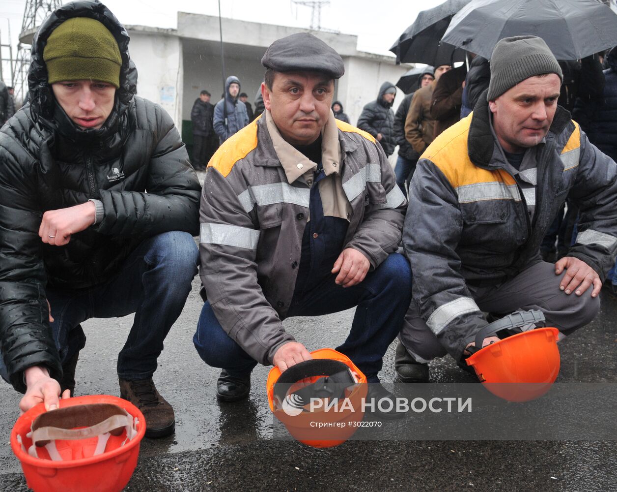 Акция протеста работников Бурштынской ТЭС на Украине