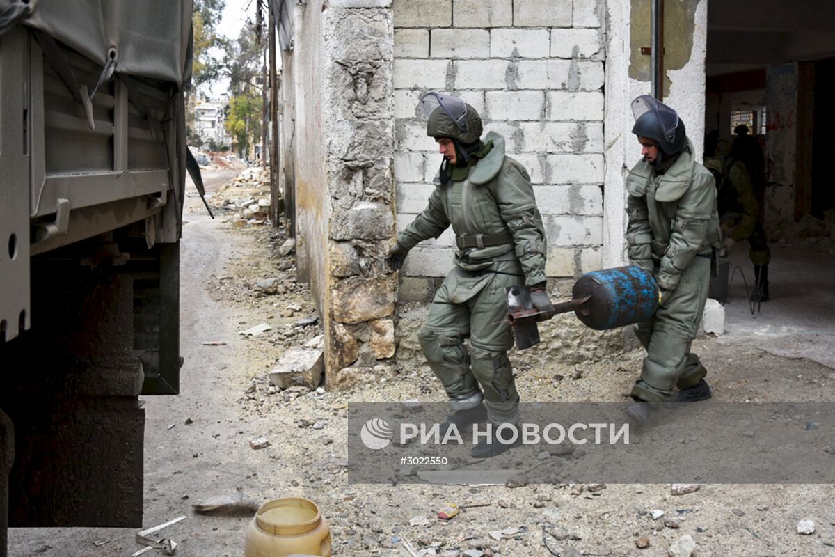 Разминирование российскими военными инженерами жилых кварталов Алеппо