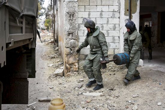 Разминирование российскими военными инженерами жилых кварталов Алеппо