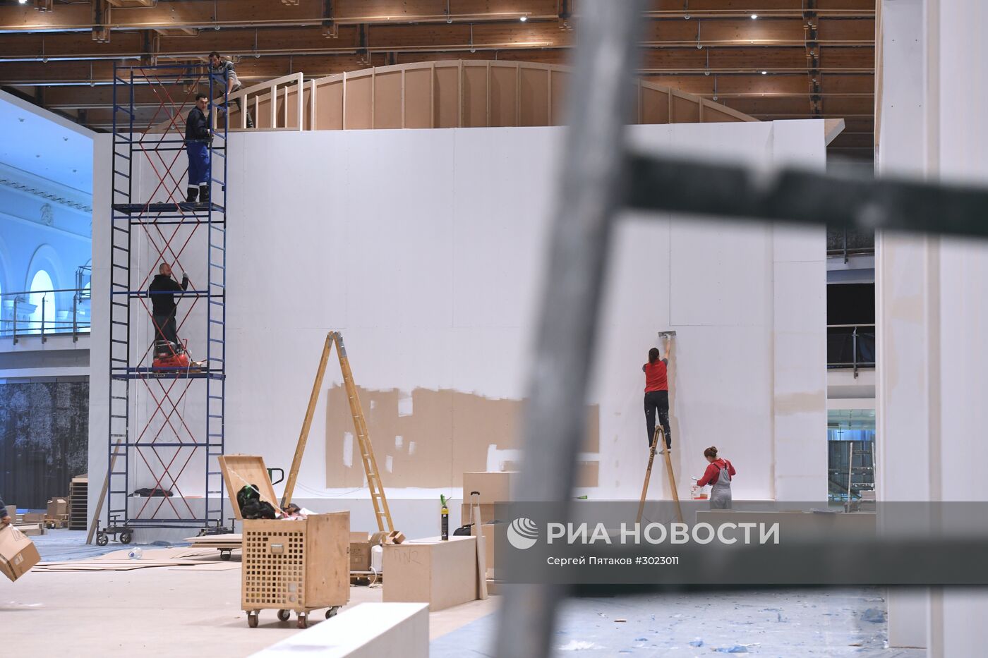 Монтаж выставки Нестеренко "Наша слава - Русская Держава!"