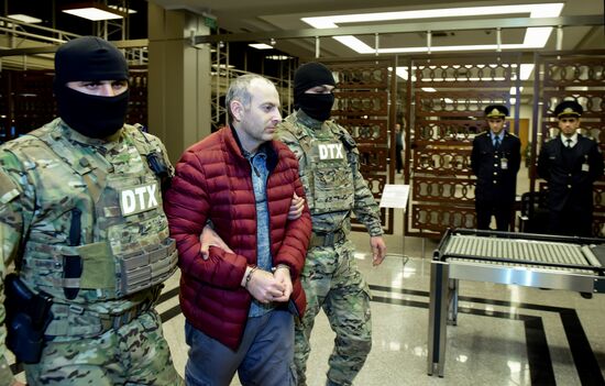 Экстрадированного из Минска блогера Лапшина доставили в Баку