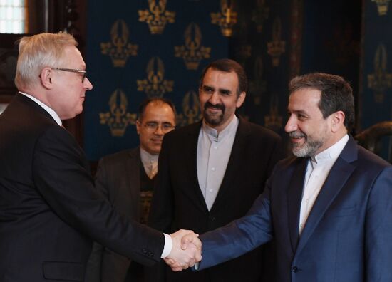 Заместитель министра иностранных дел РФ С.Рябков встретился с заместителем министра иностранных дел Ирана А.Аракчи