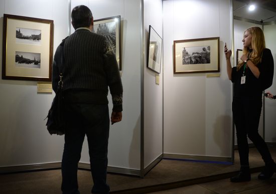 Показ выставки "Портрет музея на фоне истории. Фотографии 1876-2015 гг."