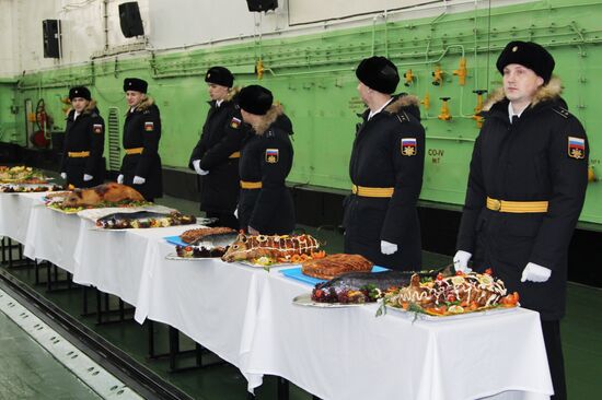 Торжественная встреча авианесущего крейсера "Адмирал Кузнецов" в Североморске