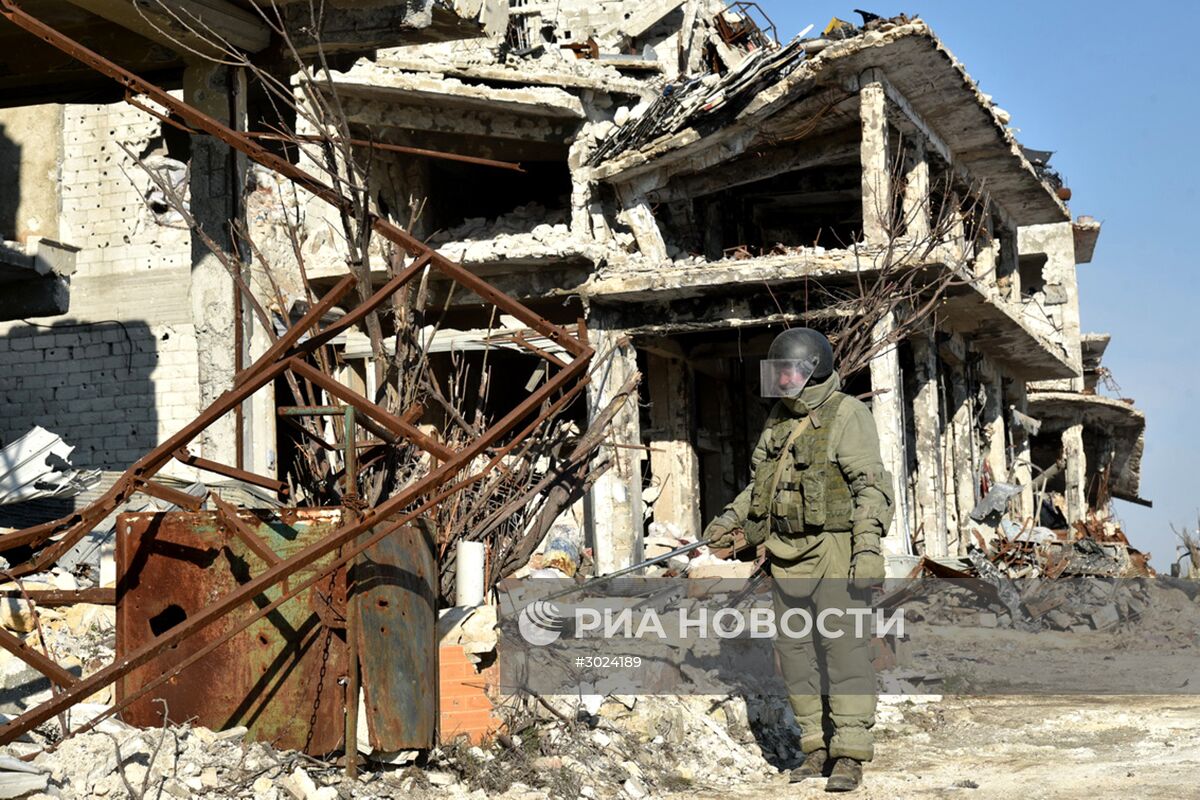 Саперы Международного противоминного центра ВС РФ осматривают разрушенные здания в Алеппо