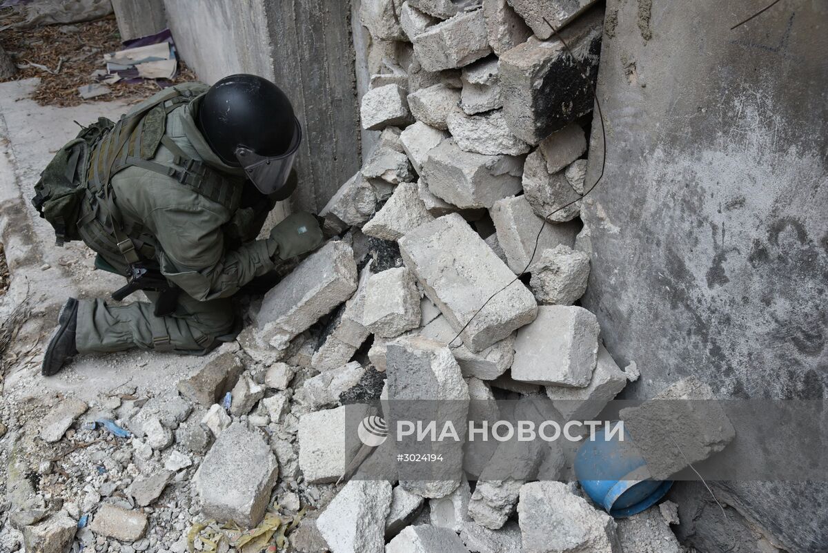 Саперы Международного противоминного центра ВС РФ осматривают разрушенные здания в Алеппо