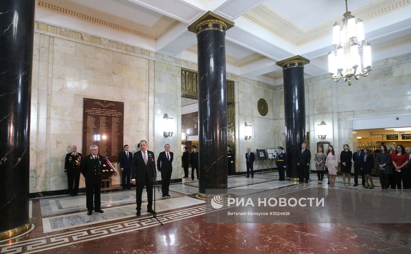 Глава МИД РФ С. Лавров возложил цветы к памятным доскам по случаю Дня дипломатического работника