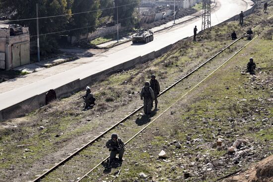 Российские военные инженеры проводят разминирование объектов транспортной инфраструктуры Алеппо