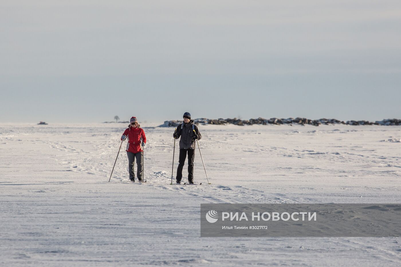 Воскресный день на берегу Онежского озера в Петрозаводске