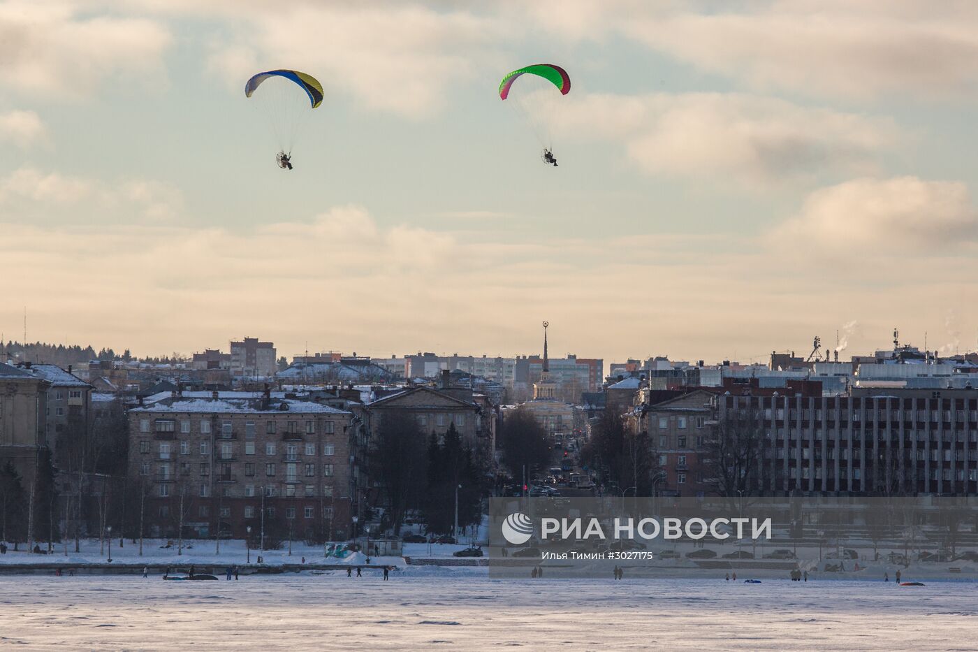 Воскресный день на берегу Онежского озера в Петрозаводске