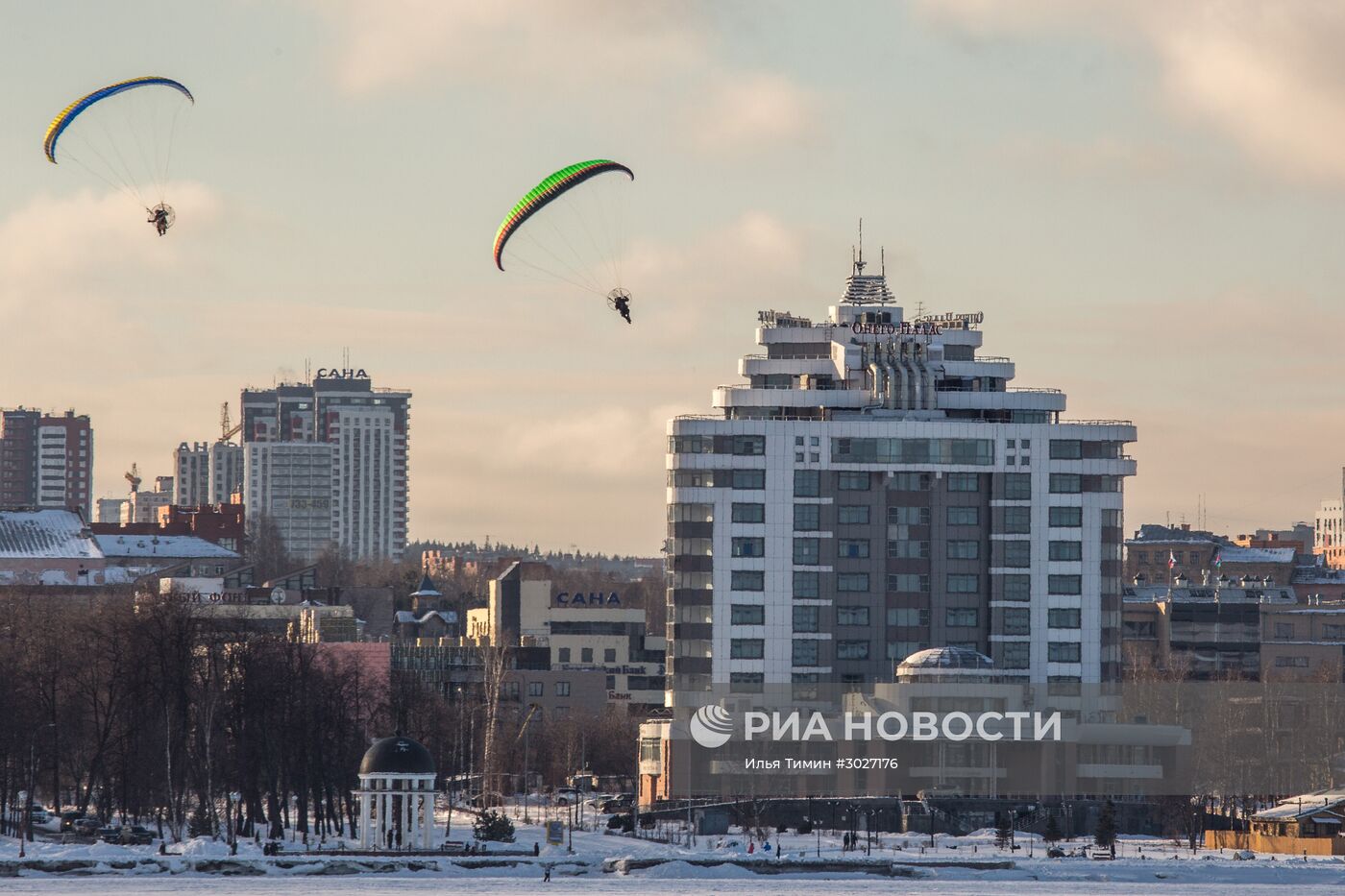 Воскресный день на берегу Онежского озера в Петрозаводске