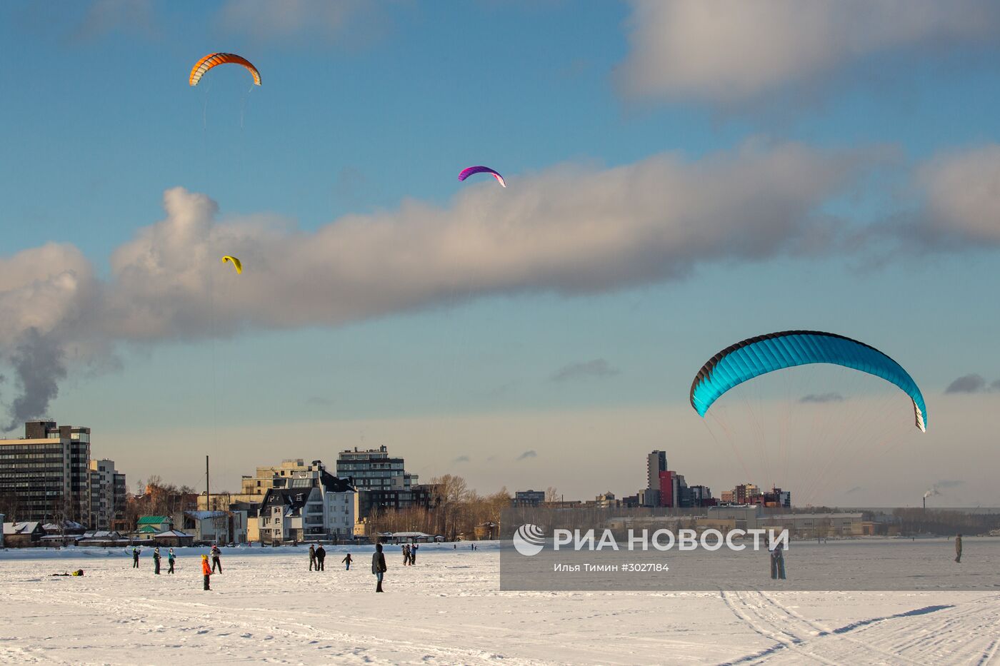 Воскресный день на берегу Онежского озера в Петрозаводске