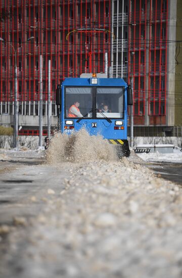 Новый трамвай-снегоочиститель начал работать в Москве