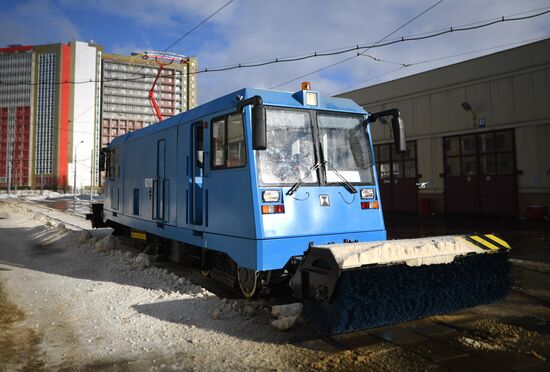 Новый трамвай-снегоочиститель начал работать в Москве