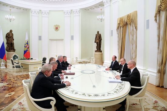 Президент РФ В. Путин встретился с бывшими руководителями ряда регионов
