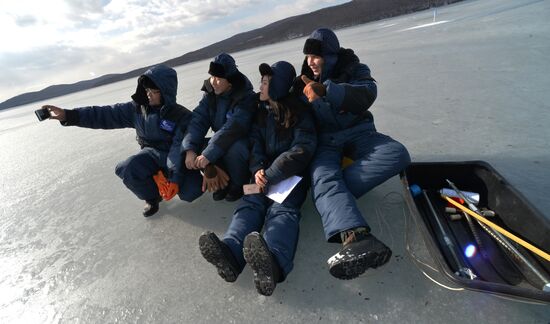 Практические занятия у студентов Международной "Ледовой школы" в Приморье