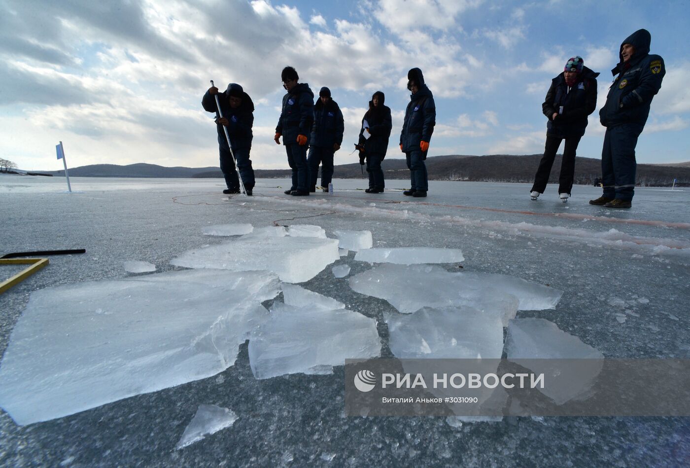 Практические занятия у студентов Международной "Ледовой школы" в Приморье