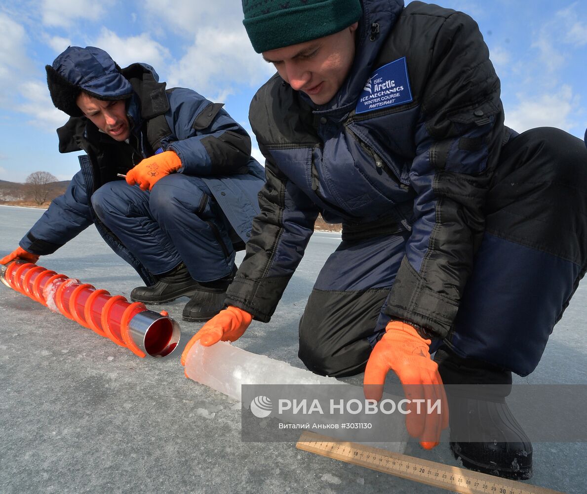 Практические занятия у студентов Международной "Ледовой школы" в Приморье