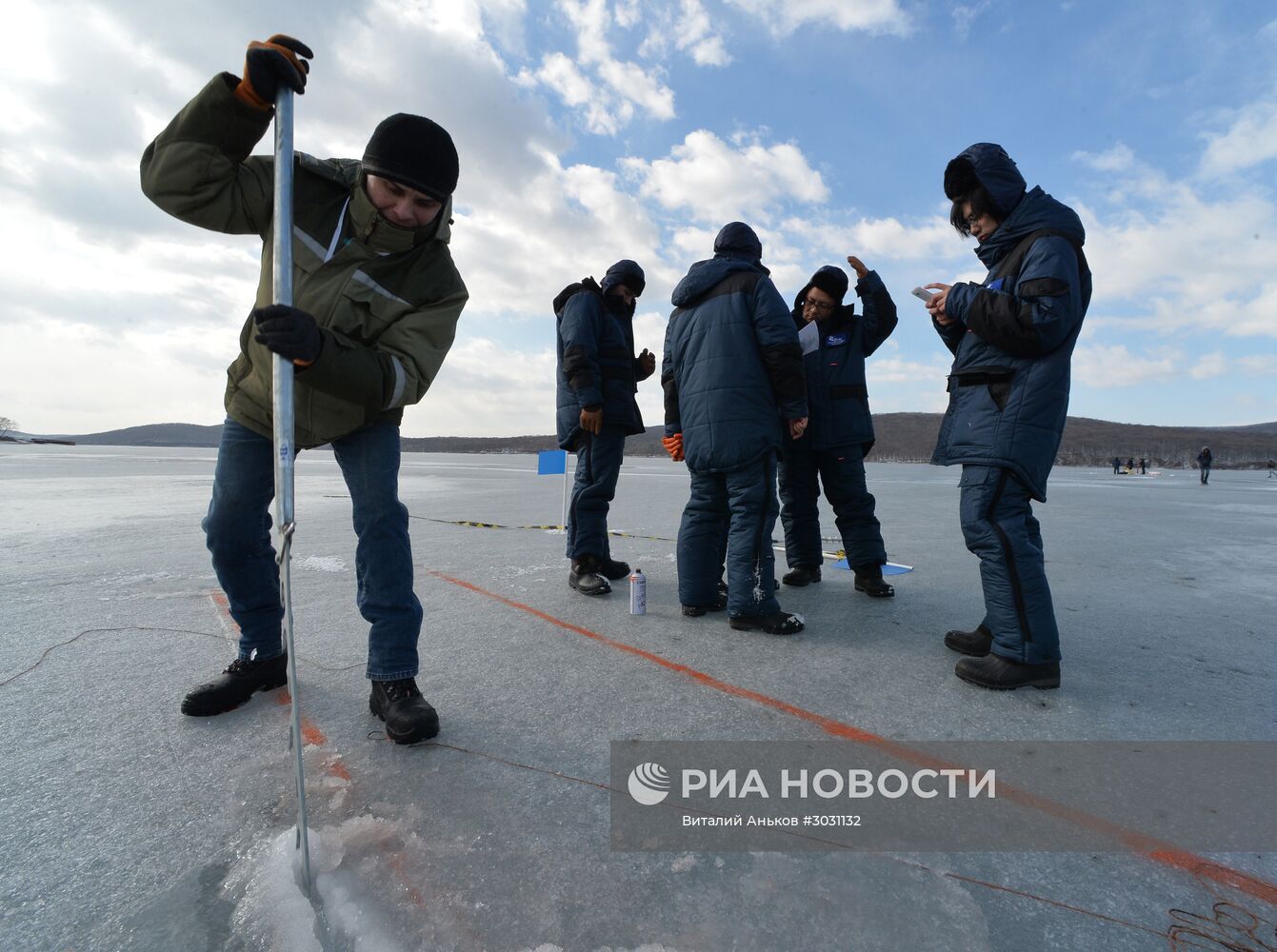 Практические занятия у студентов Международной "Ледовой школы" в Приморье