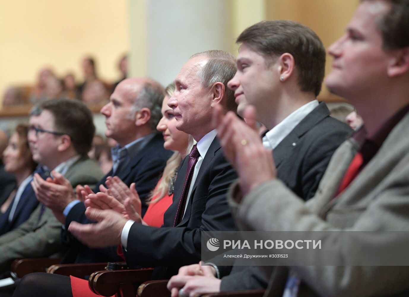 Президент РФ В. Путин побывал в Сочи на спектакле, открывающем Международный фестиваль искусств