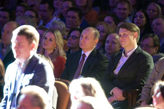 Президент РФ В. Путин побывал в Сочи на спектакле, открывающем Международный фестиваль искусств