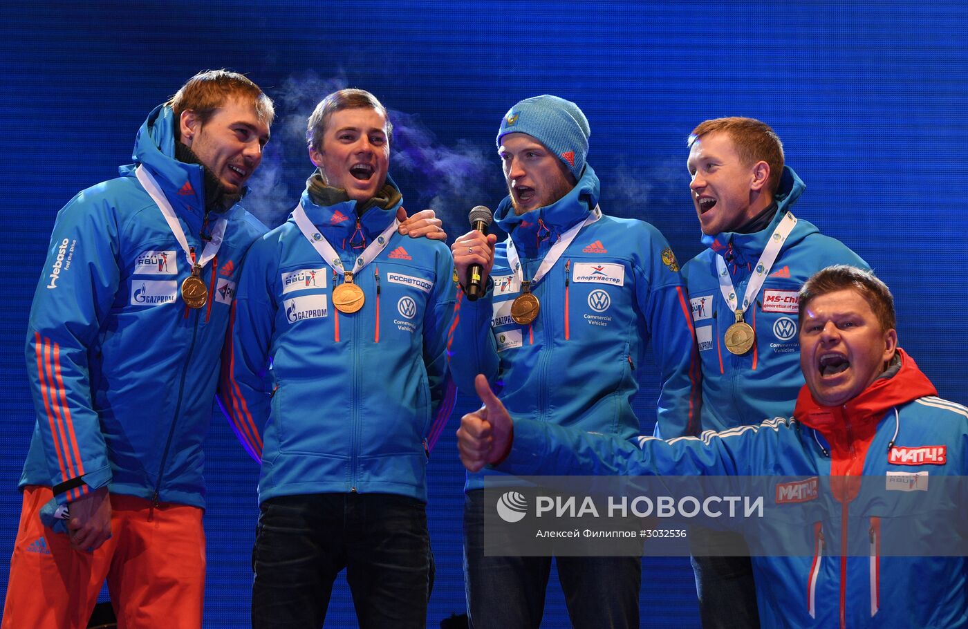 Церемония награждения призеров мужской эстафеты на ЧМ по биатлону