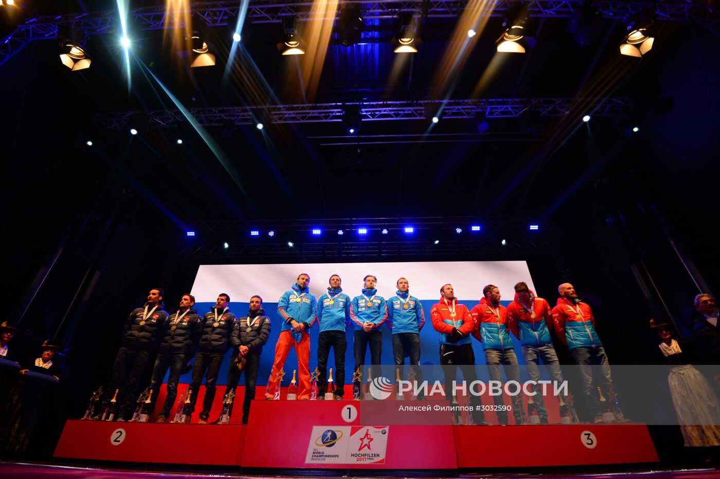Церемония награждения призеров мужской эстафеты на ЧМ по биатлону