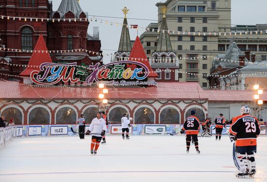 Товарищеский матч звезд на ГУМ-Катке