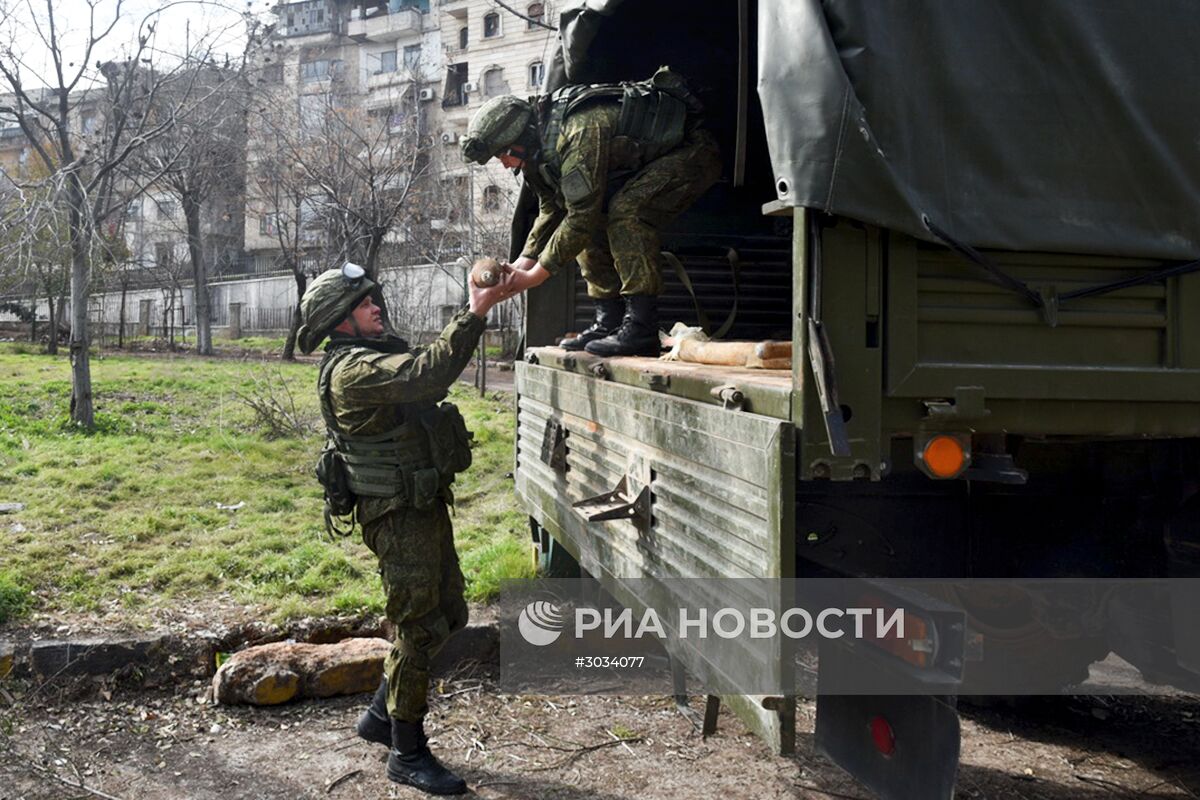 Российские военные инженеры Международного противоминного центра Вооруженных Сил РФ в Алеппо