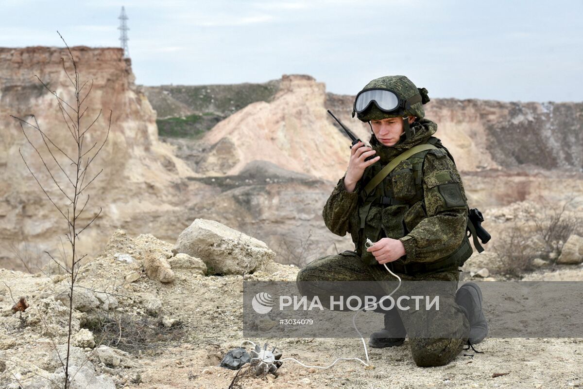 Российские военные инженеры Международного противоминного центра Вооруженных Сил РФ в Алеппо