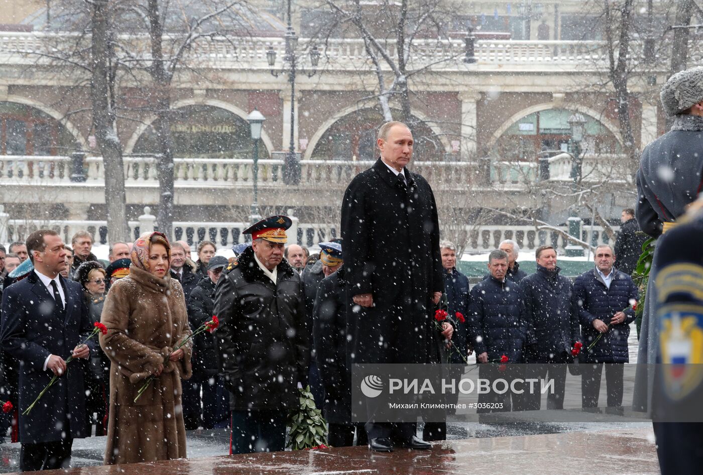 Церемония возложения венка к Могиле Неизвестного Солдата в День защитника Отечества