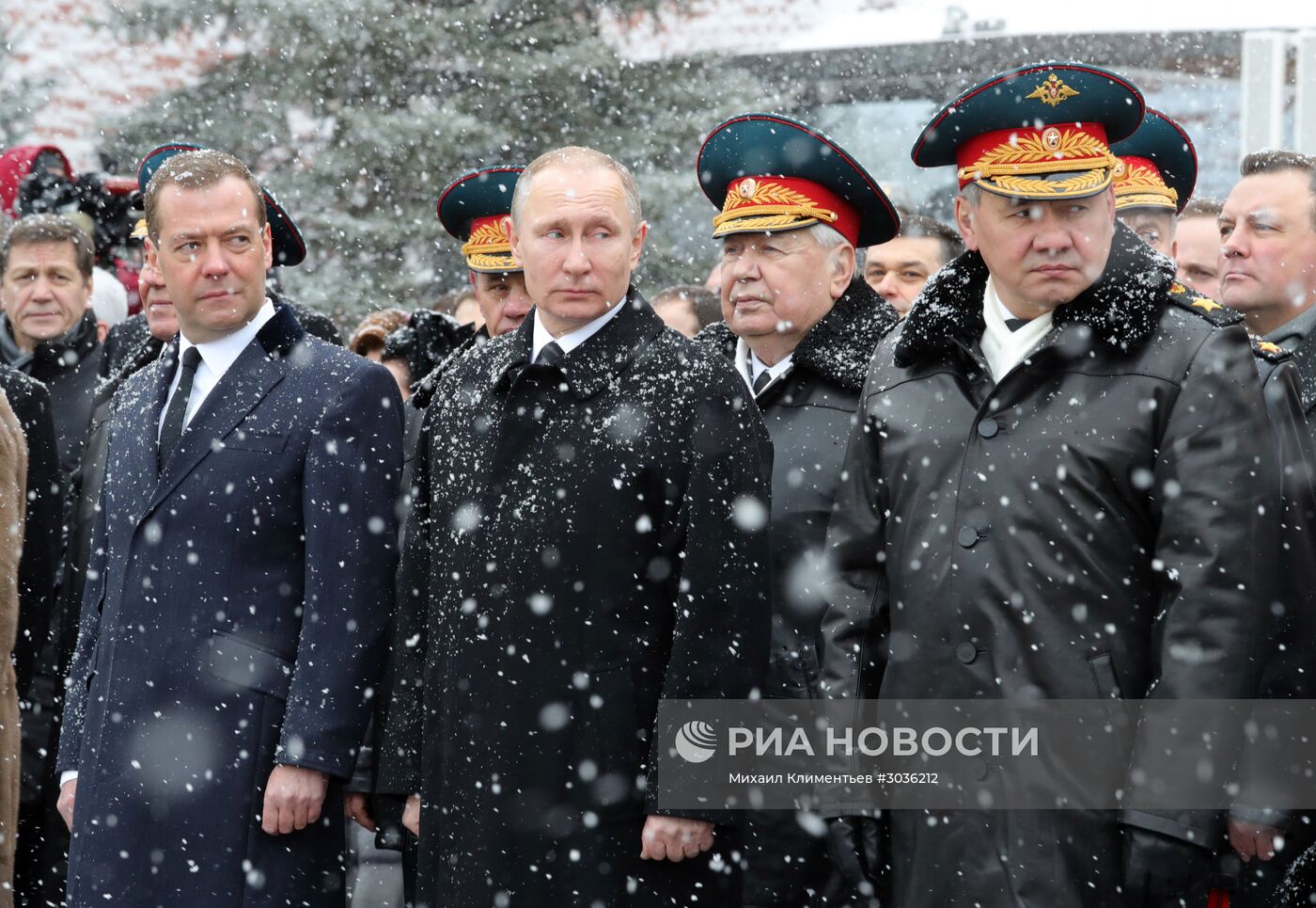 Церемония возложения венка к Могиле неизвестного солдата в День защитника Отечества